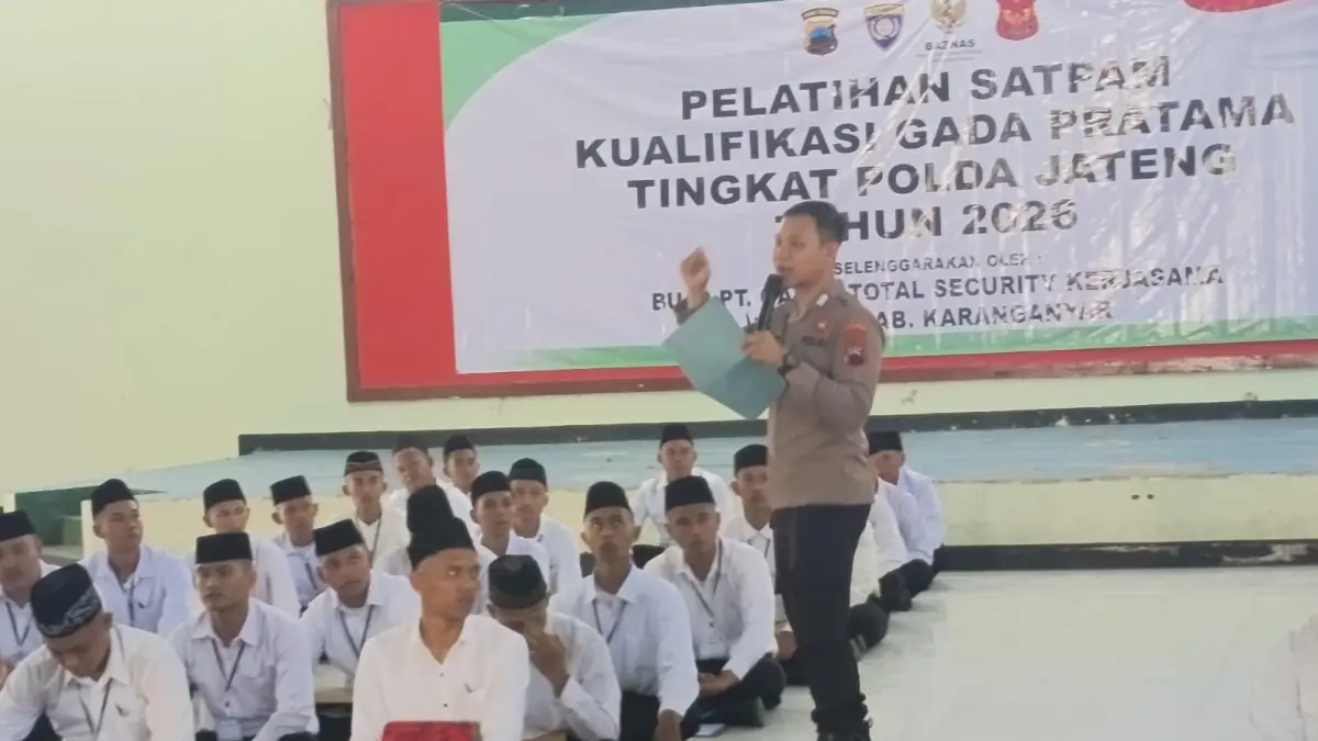 Anggota Satbinmas Polres Karanganyar memberi materi pelatihan calon satpam, Rabu (3/6/2026). (Rudi Hartono/Radar Solo)