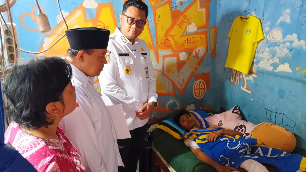 Bupati Klaten Hamenang Wajar Ismoyo saat menjenguk dan menyerahkan bantuan biaya pengobatan kepada korban klitih di Sidowayah, Kelurahan Kabupaten, Klaten Tengah. (Angga Purenda/Radar Solo)