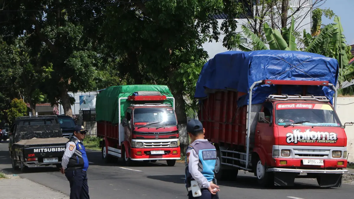 Dishub menindak tegas truk yang melebihi kapasitas barang bawaan. (Arief Budiman/Radar Solo)