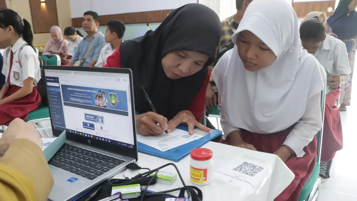 Ilustrasi calon murid baru mendaftar SPMB didampingi orang tua/wali. (M IHSAN/RADAR SOLO)