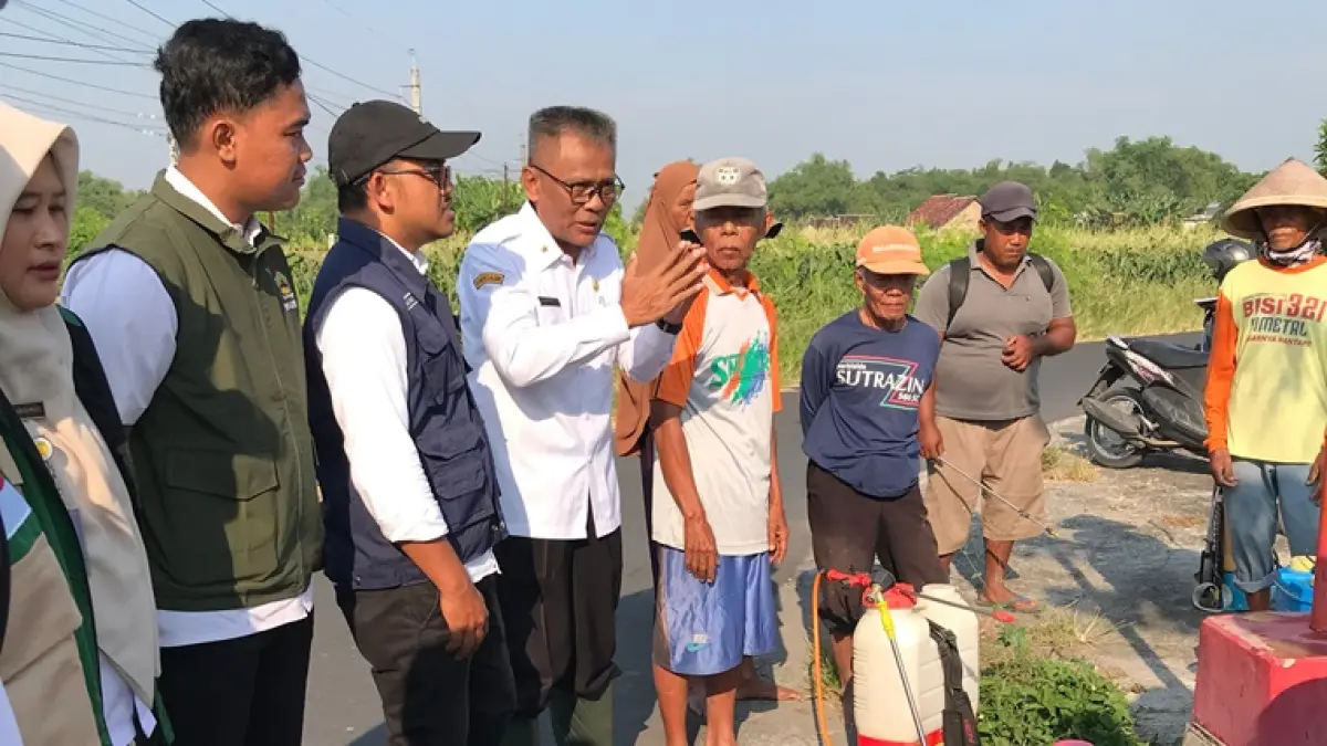 Kepala Distankan Sukoharjo Bagas Windaryatno pimpin penyemprotan wereng di Kecamatan Gatak, Rabu (3/5). (DOK. DISTANKAN SUKOHARJO)