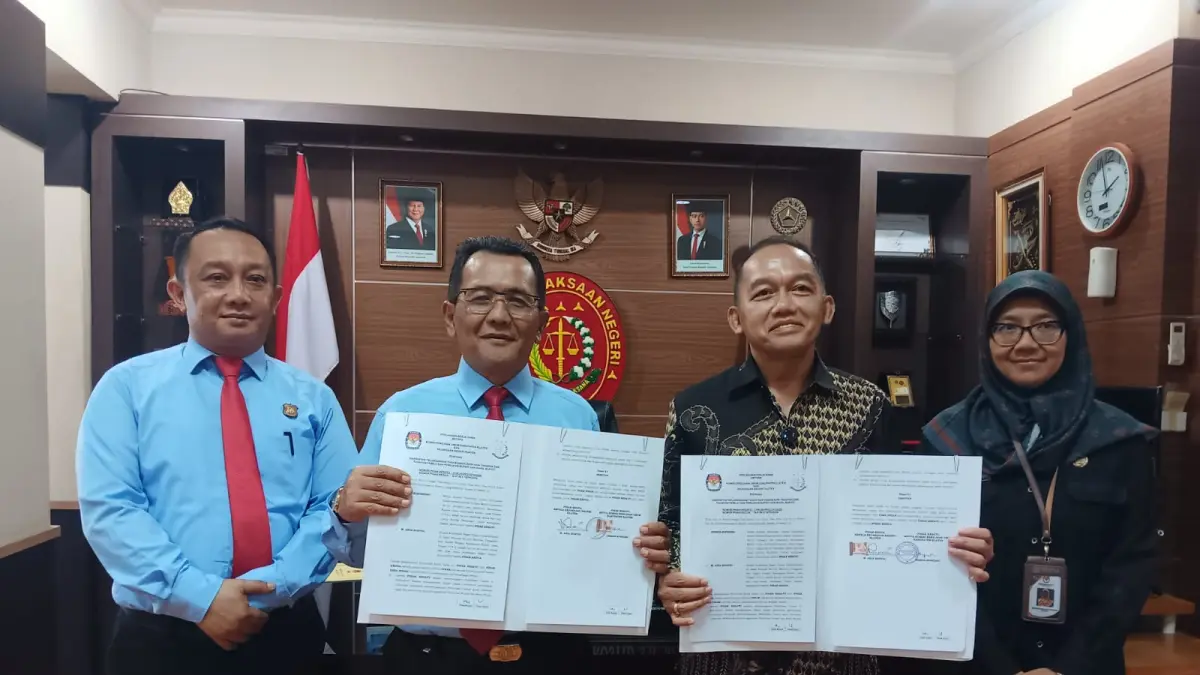 Ketua KPU Klaten dan Kepala Kejari Klaten saat memperlihatkan dokumen perjanjian kerja sama di Kantor Kejari Klaten. (Angga Purenda/Radar Solo)