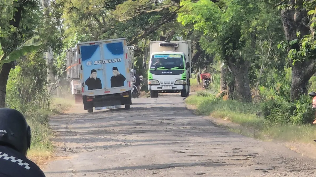 Kondisi Jalan Banaran–Gondang, Kabupaten Sragen yang rusak. (Ahmad Khairudin/Radar Solo)