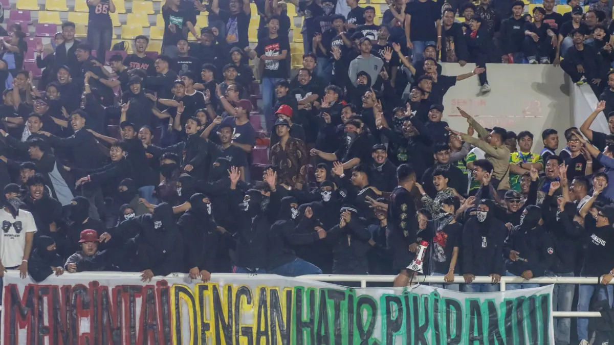 LOYAL: Suporter Ultras 1923 saat mendukung Persis Solo di Super League 2025/2026 di Stadion Manahan.&nbsp;(M. IHSAN/RADAR SOLO)