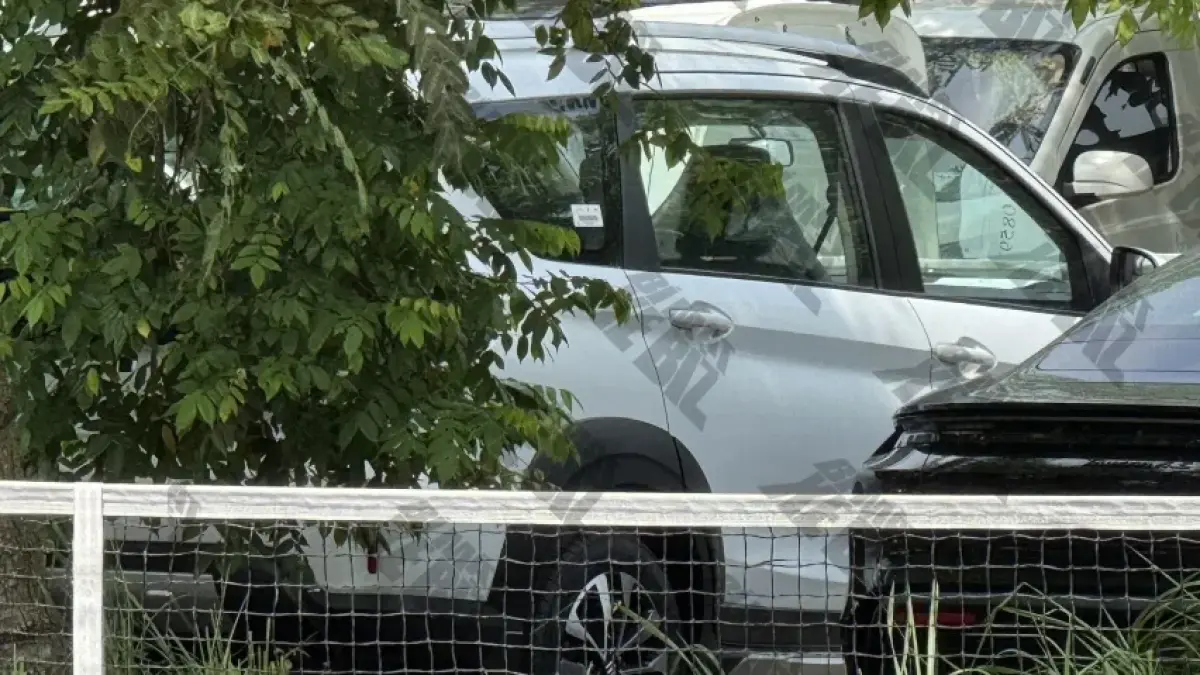 Masuk ke bagian samping, perubahan memang tidak terlalu banyak. Namun Suzuki menambahkan desain pelek multi-spoke baru yang terlihat lebih modern. (Bí mật Xe Biz)