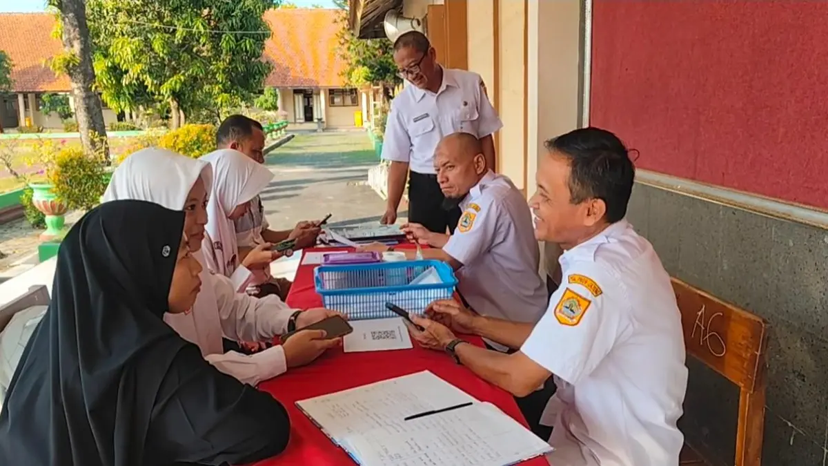 Panitia SPMB SMAN 1 Sukoharjo melayani calon murid baru yang ditemani orang tuanya di posko helpdesk sekolah setempat, Rabu pagi (3/6). (DOK. SMAN 1 SUKOHARJO)
