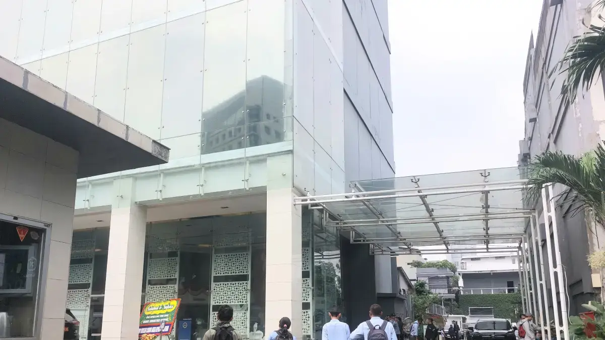 Pegawai dilarang masuk kedalam gedung Kantor Badan Gizi Nasional (BGN) di Kebon Sirih, Jakarta Pusat, Rabu (3/6). (Ryandi Zahdomo/JawaPos.com)