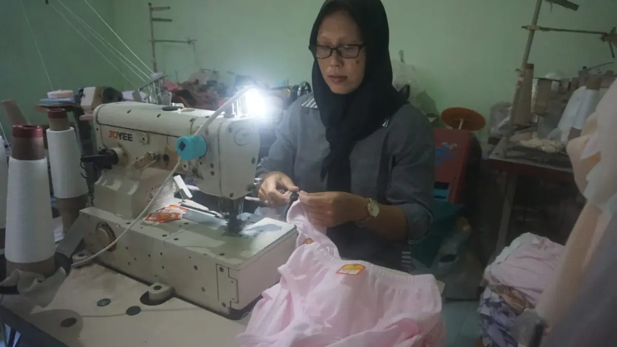 Pekerja memproduksi pakaian dalam di Desa Tempursari, Kecamatan Ngawen, Klaten. (ANGGA PURENDA/RADAR SOLO)