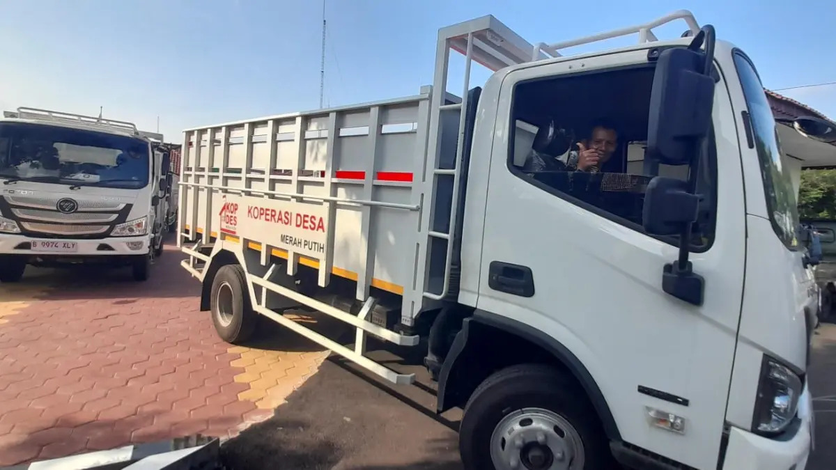 Pendistribusian kendaraan operasional Koperasi Desa/Kelurahan Merah Putih (KDKMP) di Karanganyar. (Rudi Hartono/Radar Solo)