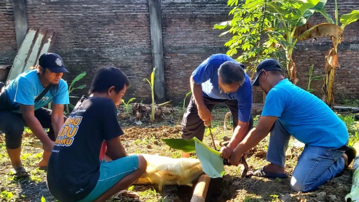 Penyembelihan hewan kurban saat momentum Hari Raya Idul Adha 1447 Hijriah di Kabupaten Sukoharjo. (IWAN KAWUL/RADAR SOLO)