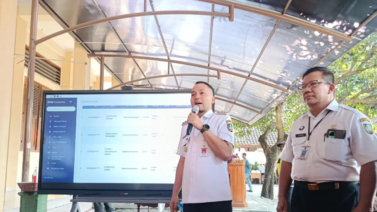 Wali Kota Solo Respati Ardi paparkan renovasi SMP Program Khusus di SMPN 25, Rabu (3/6). (ALFIDA NURCHOLISAH/RADAR SOLO)