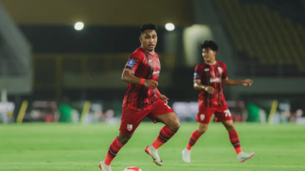 BERPOTENSI BERTAHAN: Alex Van Djin saat bermain dengan Persis Solo di Super League musim lalu. (TIM MEDIA PERSIS SOLO)