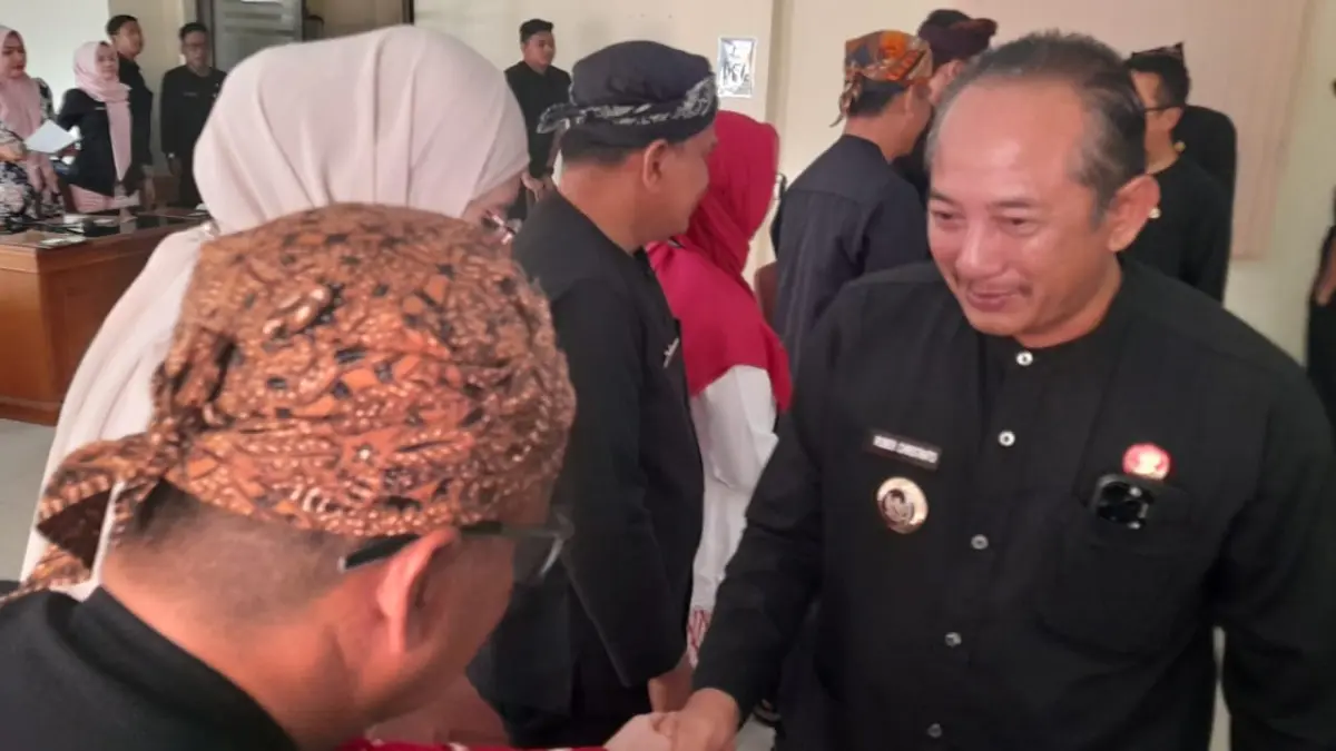 Bupati Karanganyar Rober Christanto memberi selamat pejabat yang dilantik, Kamis (4/6/2026). (Rudi Hartono/Radar Solo)