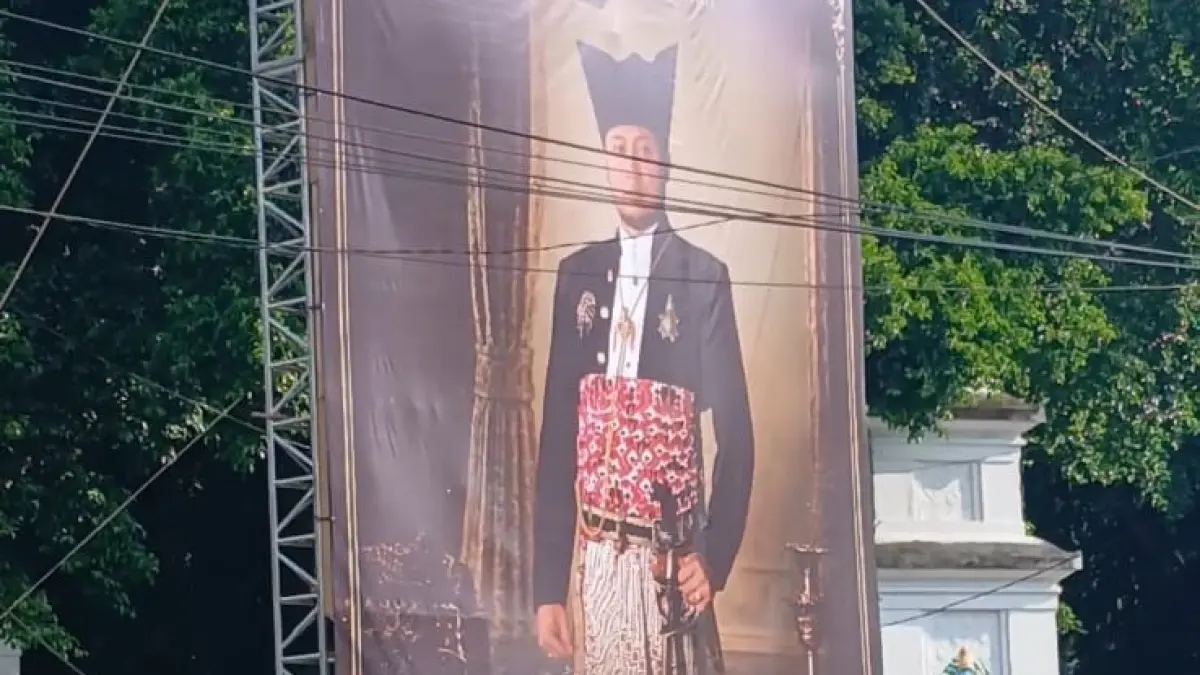 DISOROT: Baliho bergambar Pakubuwono XIV Hangabehi di kawasan Perempatan Gladak, Solo. (DAMIANUS BRAM/RADAR SOLO
)