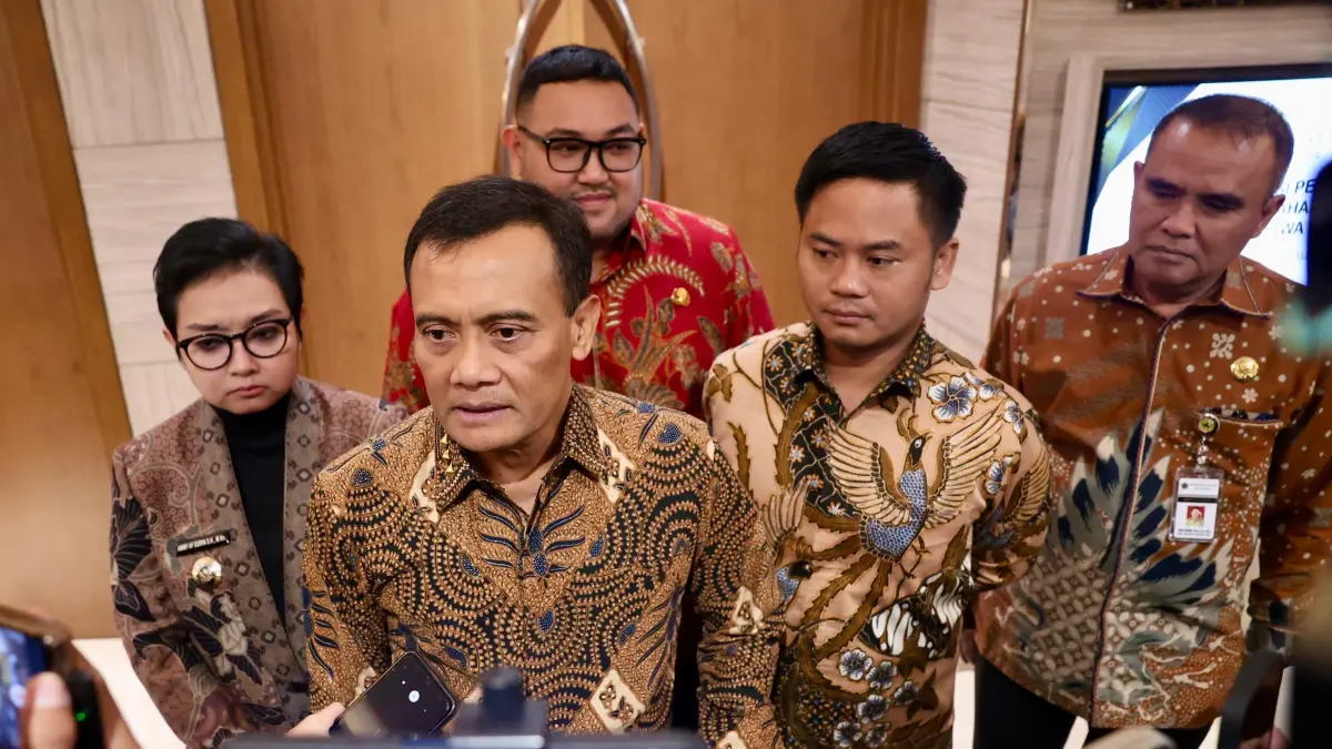 Gubernur Jateng Ahmad Luthfi beri keteran pers terkait perbaikan jalan rusak di sela menghadiri Rakor Pengendalian Alih Fungsi Lahan Sawah di Hotel Gumaya Semarang, Kamis (4/6/2026)