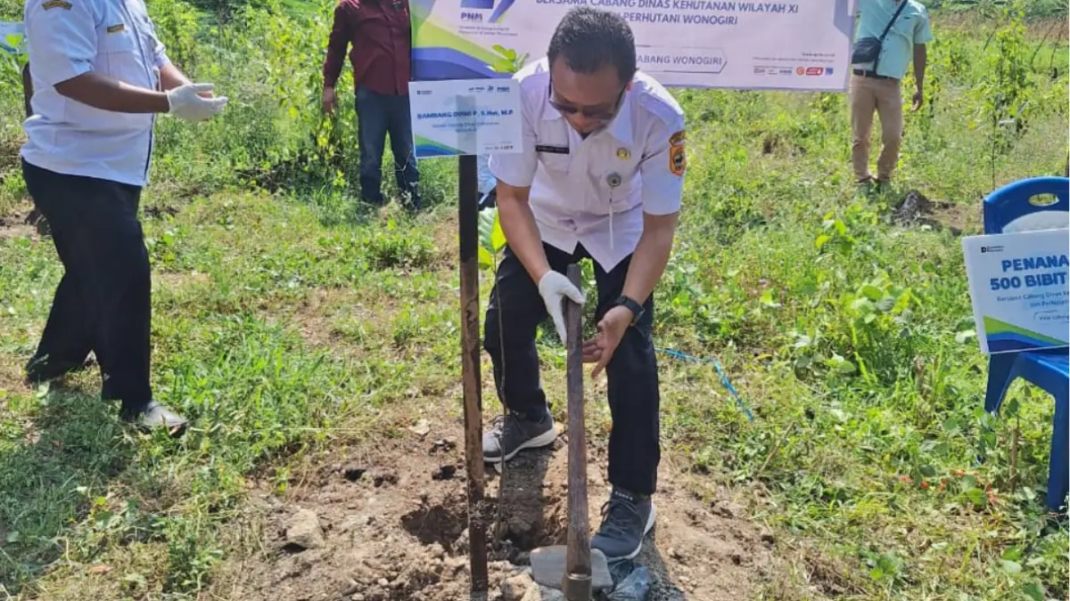 Kepala Cabang Dinas Kehutanan Wonogiri Bambang Doso Pramono turut tanam pohon. (DOK. PNM WONOGIRI)