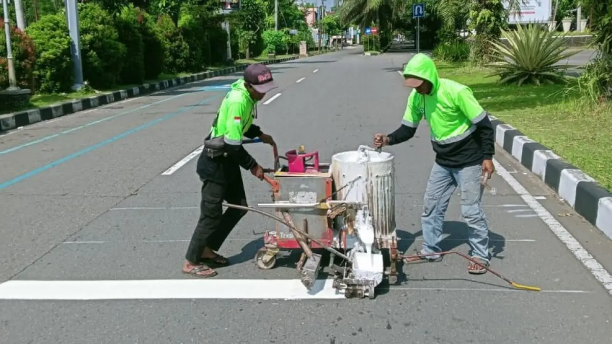 Pembuatan markah jalan di kawasan Boyolali. (ISTIMEWA)