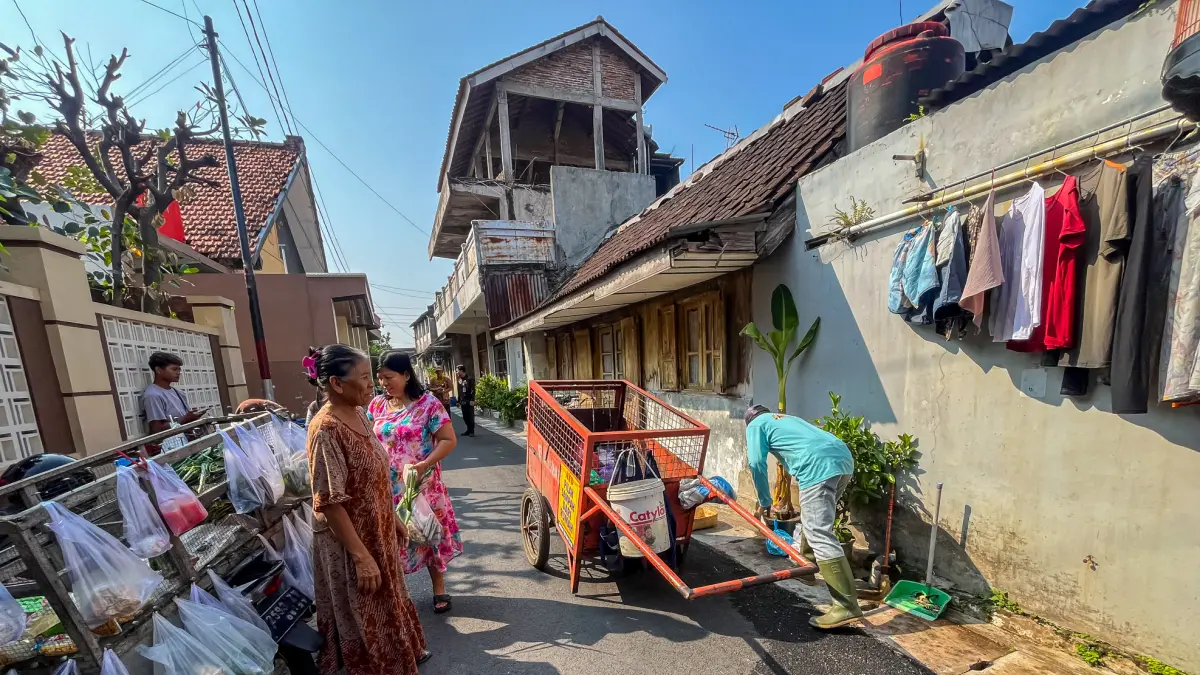 Pemilihan sampah mandiri oleh warga di Kelurahan Gajahan. (M Ihsan/Radar Solo)