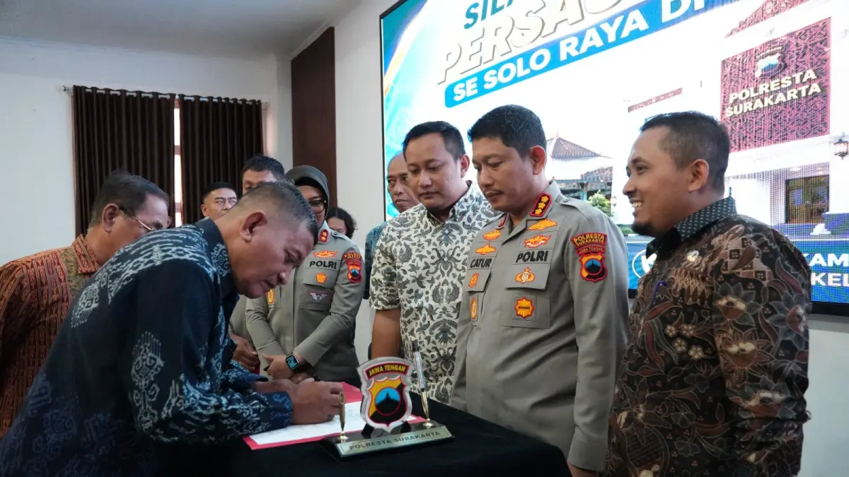 Pentolan perguruan silat tanda tangan jaga kondusivitas malam 1 Sura. (A Christian/Radar Solo)