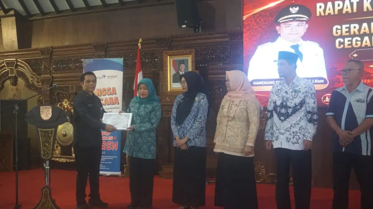 Penyerahan penghargaan kepada sejumlah organisasi dan dunia usaha yang dinilai paling berkontribusi dan memberikan bantuan terbanyak dalam program Genting di Pendapa Pemkab Klaten, Kamis (4/6/2026). (ANGGA PURENDA/RADAR SOLO) 