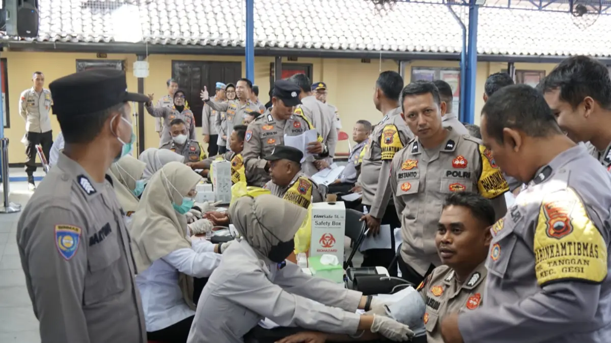 Personel bhabinkamtibmas Polres Sragen mengikuti tes TBC sebelum ditugaskan ke desa-desa untuk tracing TBC. (Ahmad Khairudin/Radar Solo)