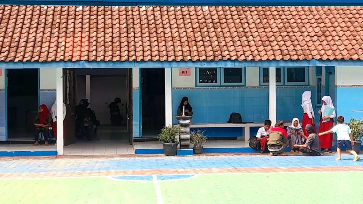 Sejumlah peserta didik saat melakukan pendaftaran SPMB di salah satu SMP di Karanganyar. (Rudi Hartono/Radar Solo) 