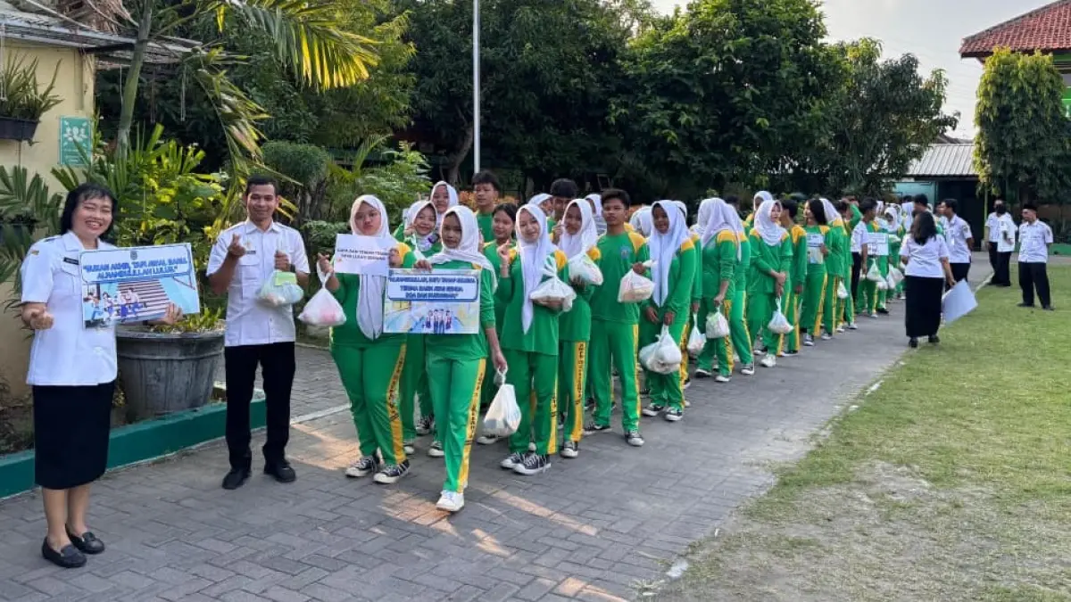 Siswa kelas IX SMPN 23 Solo pilih rayakan kelulusan tahun ajaran 2025/2026 dengan membagikan paket sembako ke masyarakat yang membutuhkan di sekitar lingkungan sekolah, Kamis (4/6). (Alfida Nurcholisah/Radar Solo)