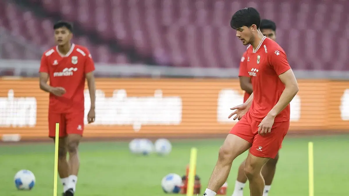 Pesepak bola Timnas Indonesia Elkan Baggot (kanan) menendang bola saat latihan resmi menjelang pertandingan FiIFA Matchday di Stadion Utama Gelora Bung Karno (SUGBK), Senayan, Jakarta, Kamis (4/6/2026). Latihan tersebut sebagai ajang persiapan melawan Timnas Oman pada Jumat (5/6/2026). ANTARA FOTO/M Risyal Hidayat/agr