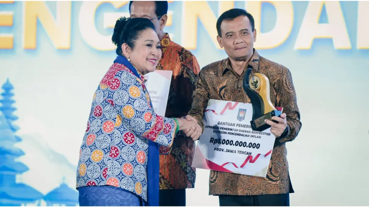 Gubernur Jateng Ahmad Luthfi terima penghargaan Pengendalian Inflasi Terbaik dari Kemendagri dalam agenda Malam Apresiasi Pemerintah Daerah Berprestasi Regional Jawa-Bali 2026 di Yogyakarta Marriott Hotel, Yogyakarta, Kamis (4/6/2026) malam. (DOK.PEMPROV JATENG)