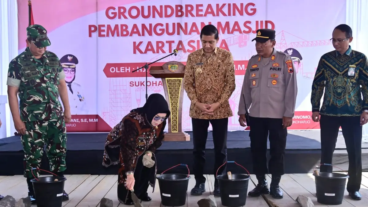 Bupati Sukoharjo Etik Suryani peletakan batu pertama saat groundbreaking proyek Masjid Kartasura, Jumat (5/6). (IWAN KAWUL/RADAR SOLO) 