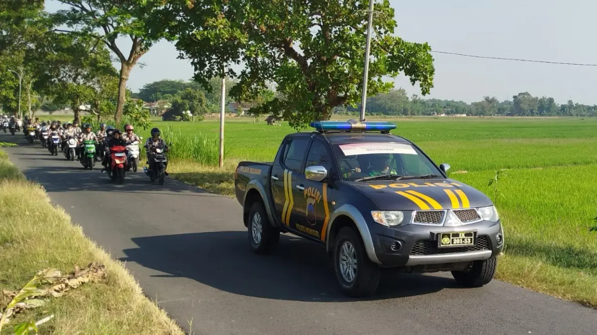 Dikawal polisi, para perangkat desa Kecamatan Selogiri menuju Sekretariat Daerah (Setda) Wonogiri untuk mengadukan perilaku camat setempat, Jumat (5/6/2026). (IWAN ADI/RADAR SOLO)