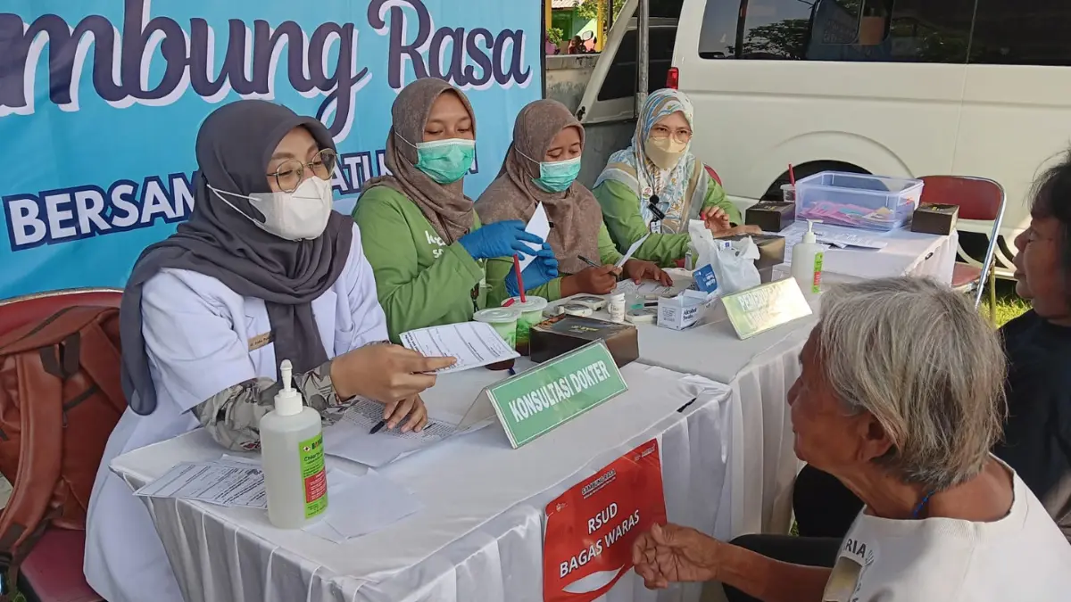 Pemeriksaan kesehatan yang dilakukan RSUD Bagas Waras Klaten di Lapangan Desa Pesu, Kecamatan Wedi, Klaten. (ANGGA PURENDA/RADAR SOLO)