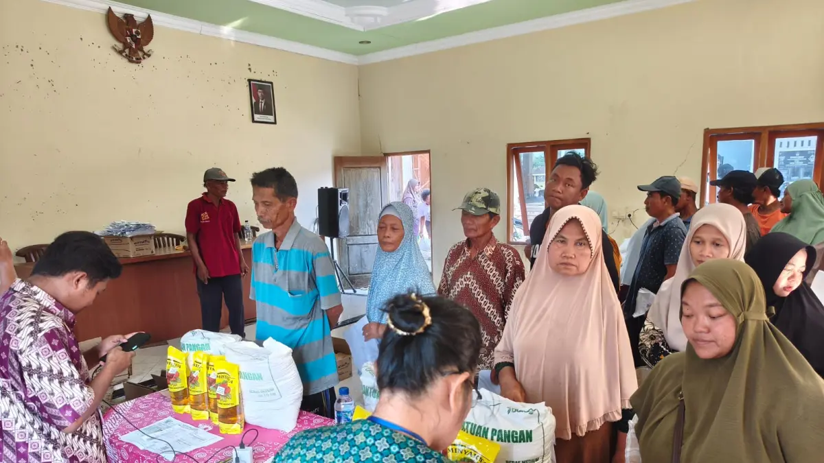 Penyaluran bansos dari Bulog di Desa Tenggak, Kecamatan Sidoharjo, Kabupaten Sragen, Jumat (5/6/2026). (Ahmad Khairudin/Radar Solo)