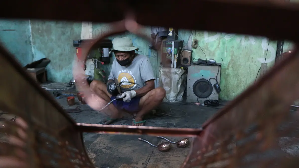 Perajin kerajinan tembaga di Tumang, Kecamatan Cepogo, Boyolali turut terdampak melemahnya nilai tukar rupiah terhadap dolar AS. (ARIEF BUDIMAN/RADAR SOLO)