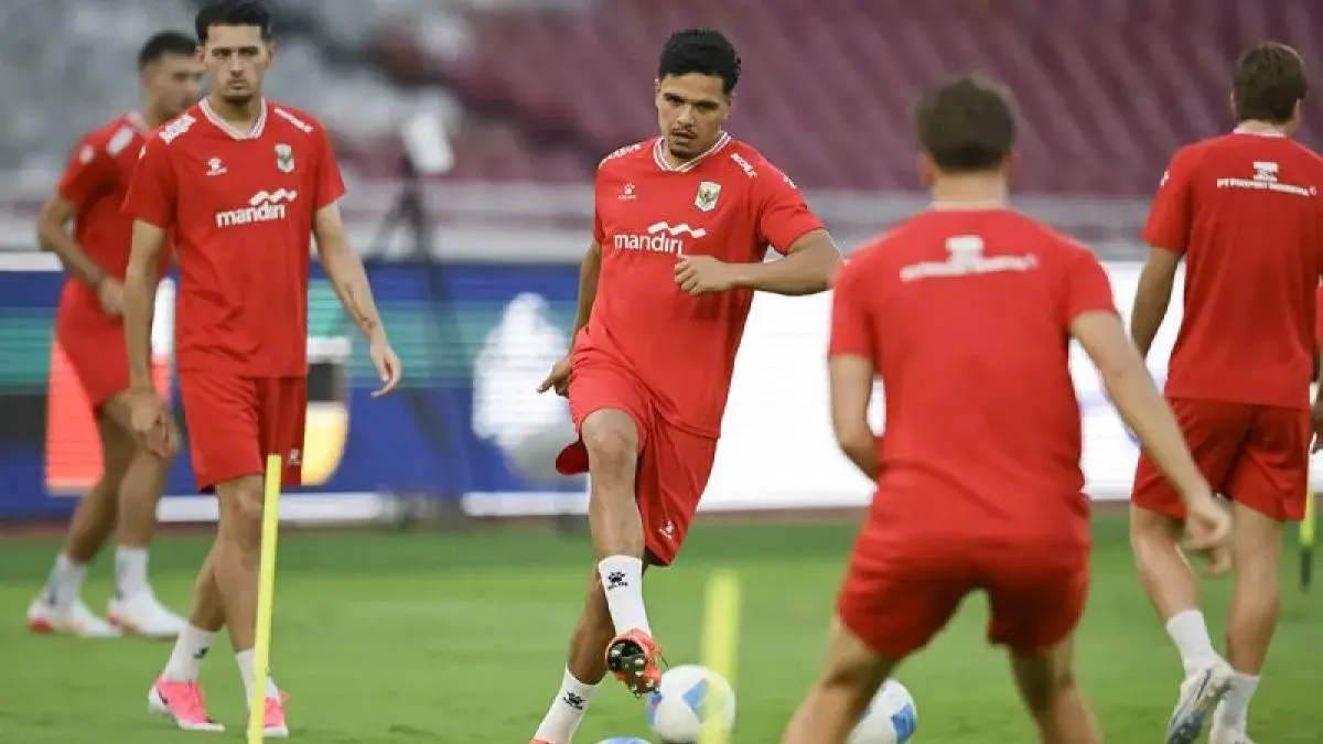 Pesepak bola Timnas Indonesia mengikuti latihan resmi menjelang pertandingan FIFA Matchday di Stadion Utama Gelora Bung Karno (SUGBK), Senayan, Jakarta, Kamis (4/6/2026). Latihan tersebut sebagai ajang persiapan melawan Timnas Oman pada Jumat (5/6/2026). ANTARA FOTO/M Risyal Hidayat/agr