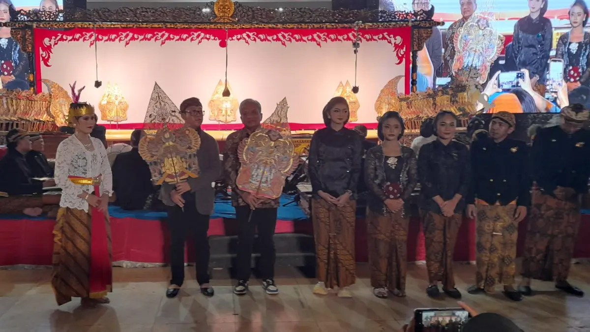 Wabup Karanganyar Adhe Eliana serangkan gunungan wayang di pendapa rumdin bupati, Kamis malam (4/6/2026). (Rudi Hartono/Radar Solo)