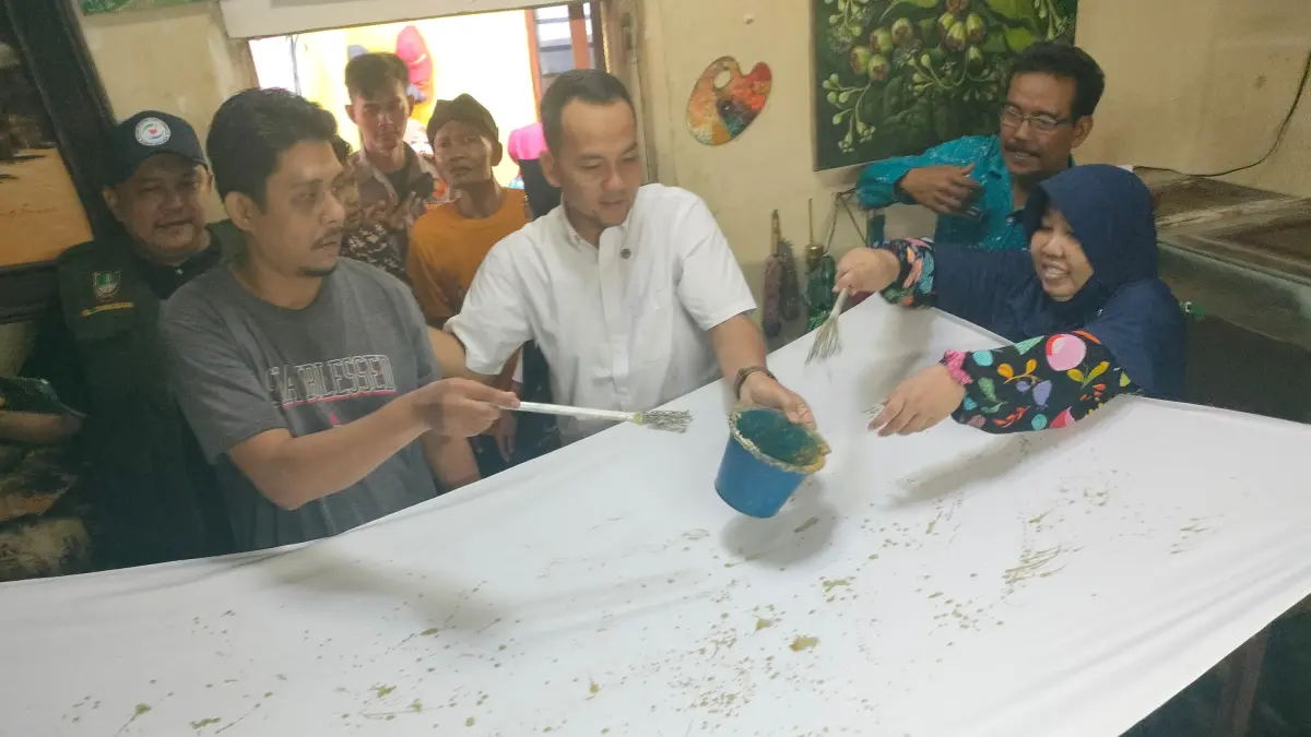 Wali Kota Solo Respati Ardi mencoba batik ciprat di Danukusuman yang digawangi para ODGJ. (Silvester Kurniawan/Radar Solo)