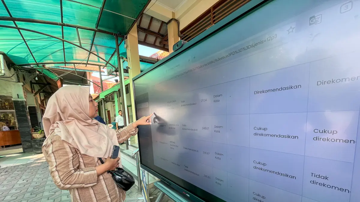 Wali murid peserta seleksi SMP PK melihat hasil pengumuman anaknya, Rabu lalu (3/6). (M IHSAN/RADAR SOLO)