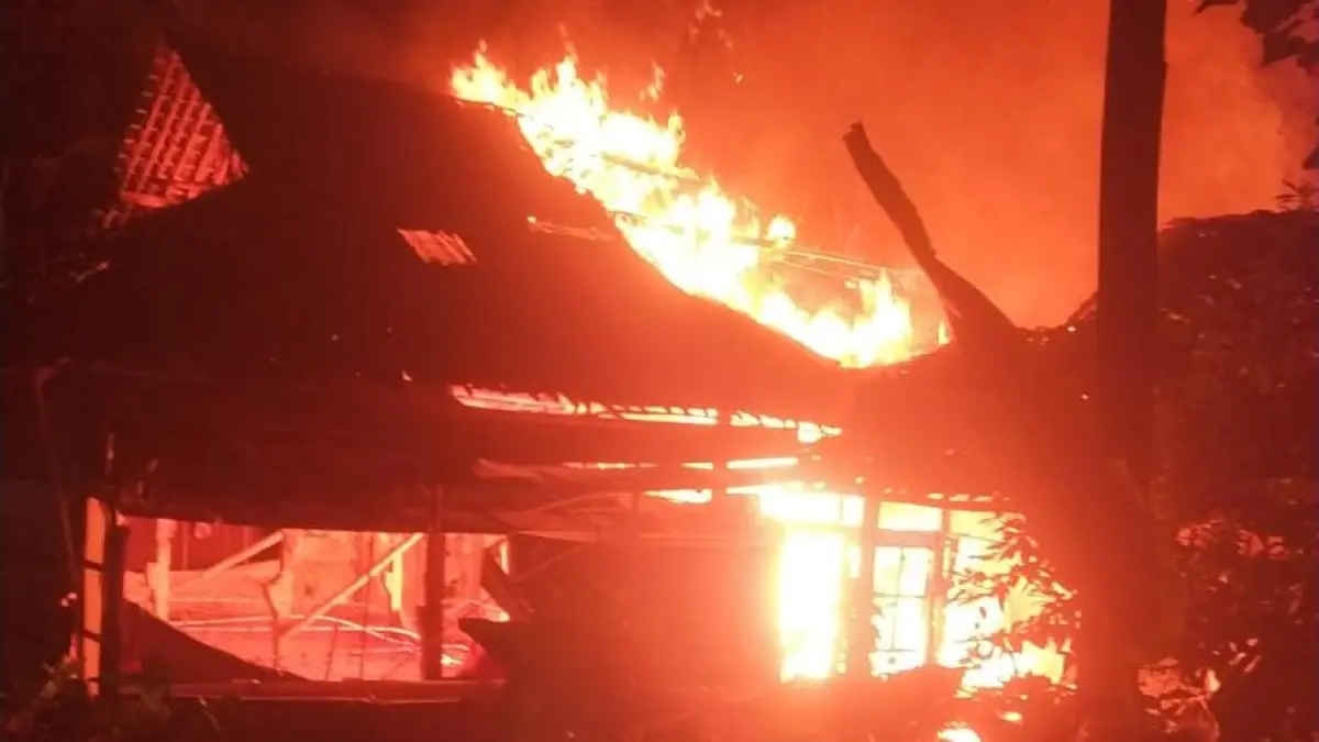 Kebakaran di Dukuh Ngemplak RT 01/RW 08, Kelurahan Genengan, Kecamatan Jumantono, Karanganyar, Jumat malam (5/6/2026). (Rudi Hartono/Radar Solo) 