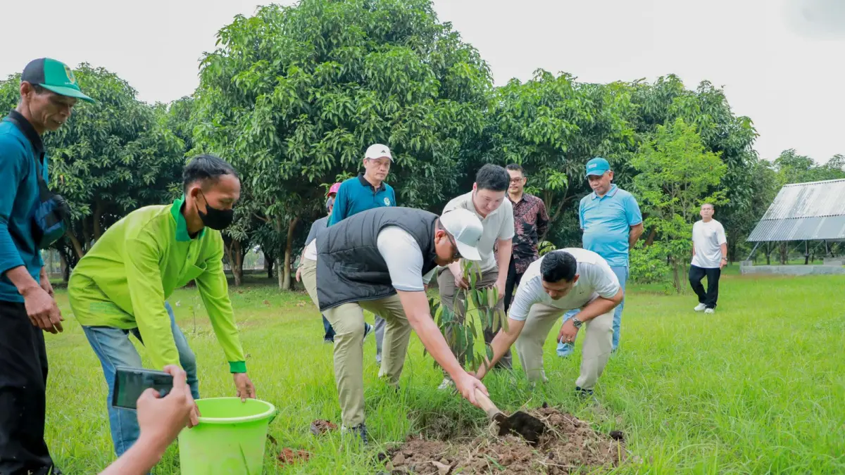 Aksi bersih-bersih dan penanaman pohon di Taman Gergunung, Klaten Utara dalam rangka Hari Lingkungan Hidup Sedunia (Dok. Bagian Prokopim Setda Klaten)