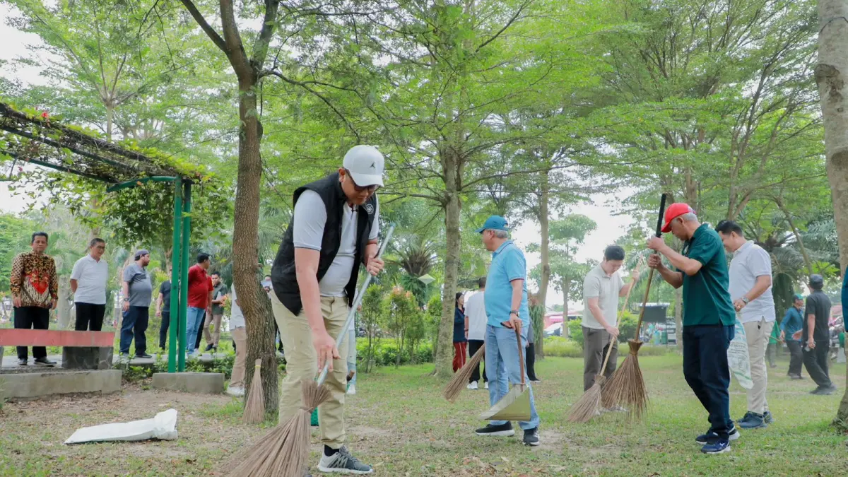 Aksi bersih-bersih dan penanaman pohon di Taman Gergunung, Klaten Utara dalam rangka Hari Lingkungan Hidup Sedunia (Dok. Bagian Prokopim Setda Klaten)