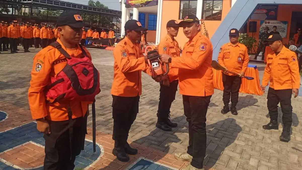 Bupati Karanganyar Rober Christanto saat mengecek sejumlah satgas BPBD Karanganyar. (Rudi Hartono/Radar Solo)