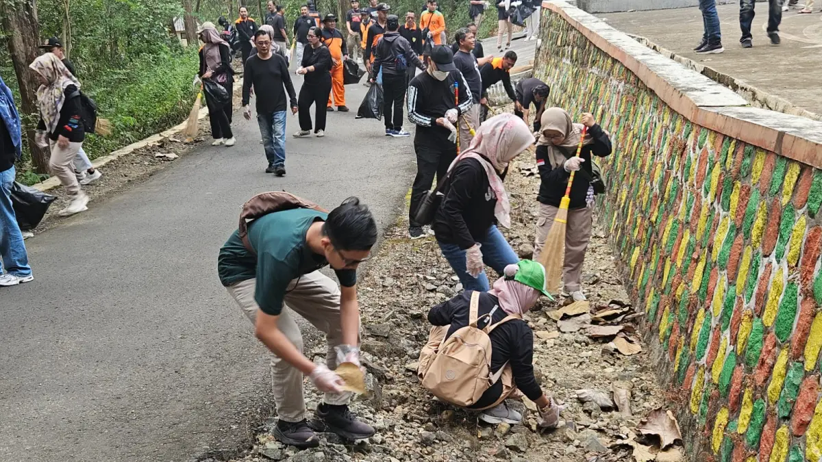 DLH Sukoharjo bersama puluhan relawan bersihkan kawasan Objek Wisata Batu Seribu, Kecamatan Bulu, Minggu (7/6). (IWAN KAWUL/RADAR SOLO) 
