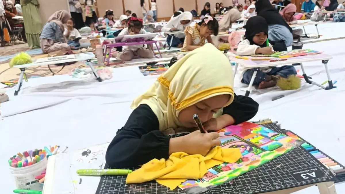 Kegiatan edukatif lomba mewarnai  diikuti peserta mulai dari siswa TK A, TK B hingga kelas 3 SD yang dikemas dalam program Sahid Sunday Market, Sabtu (6/6/2026). (ALFIDA/RADAR SOLO)