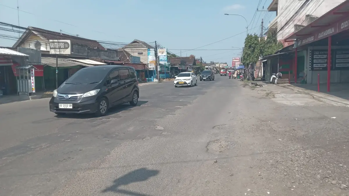 Kondisi Jalan Adi Sumarmo arah Bandara Solo di Kecamatan Kartasura, Sukoharjo rusak parah dan sering memicu laka lantas. (IWAN KAWUL/RADAR SOLO) 