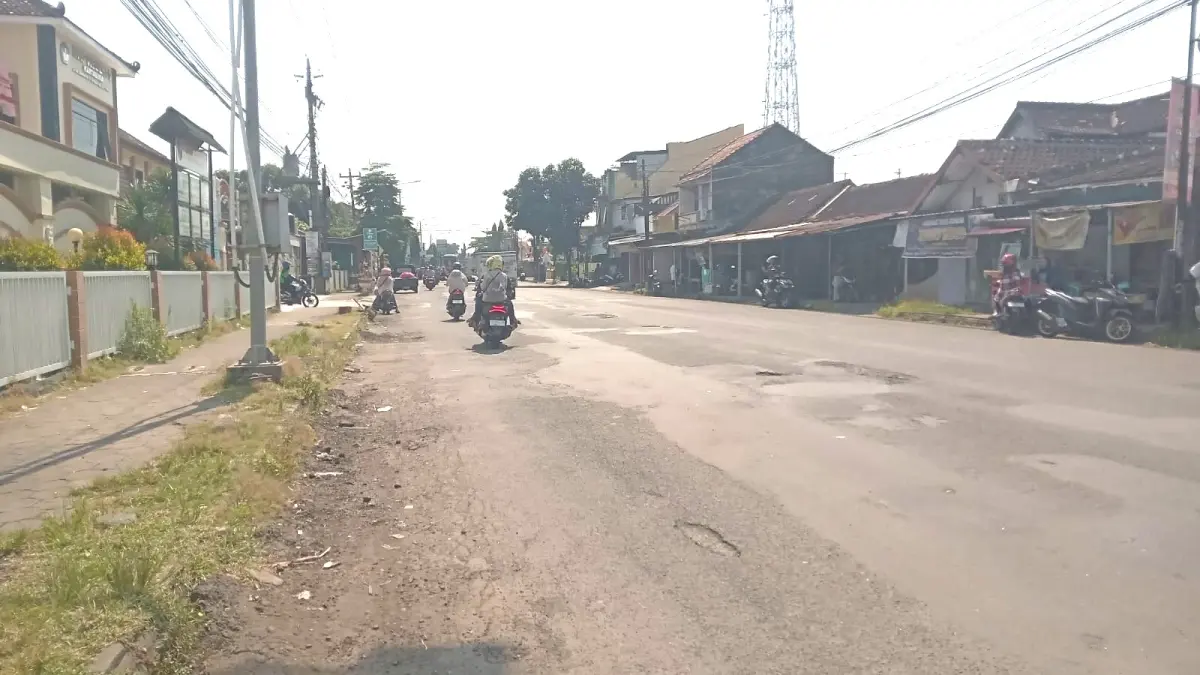 Kondisi Jalan Adi Sumarmo, Kartasura, Sukoharjo yang segera diperbaiki. (IWAN KAWUL/RADAR SOLO)
