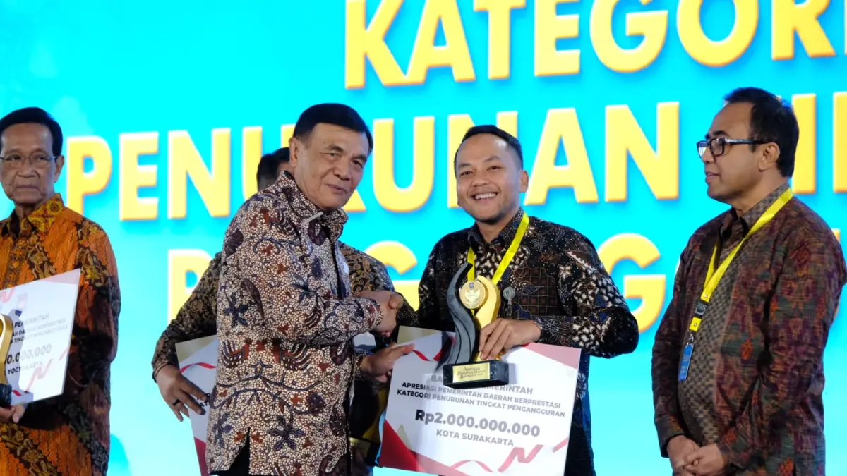 Menkopolkam Djamari Chaniago memberikan penghargaan kepada Wali Kota Solo Respati Ardi di Jogjakarta. (Humas Pemkot Solo)