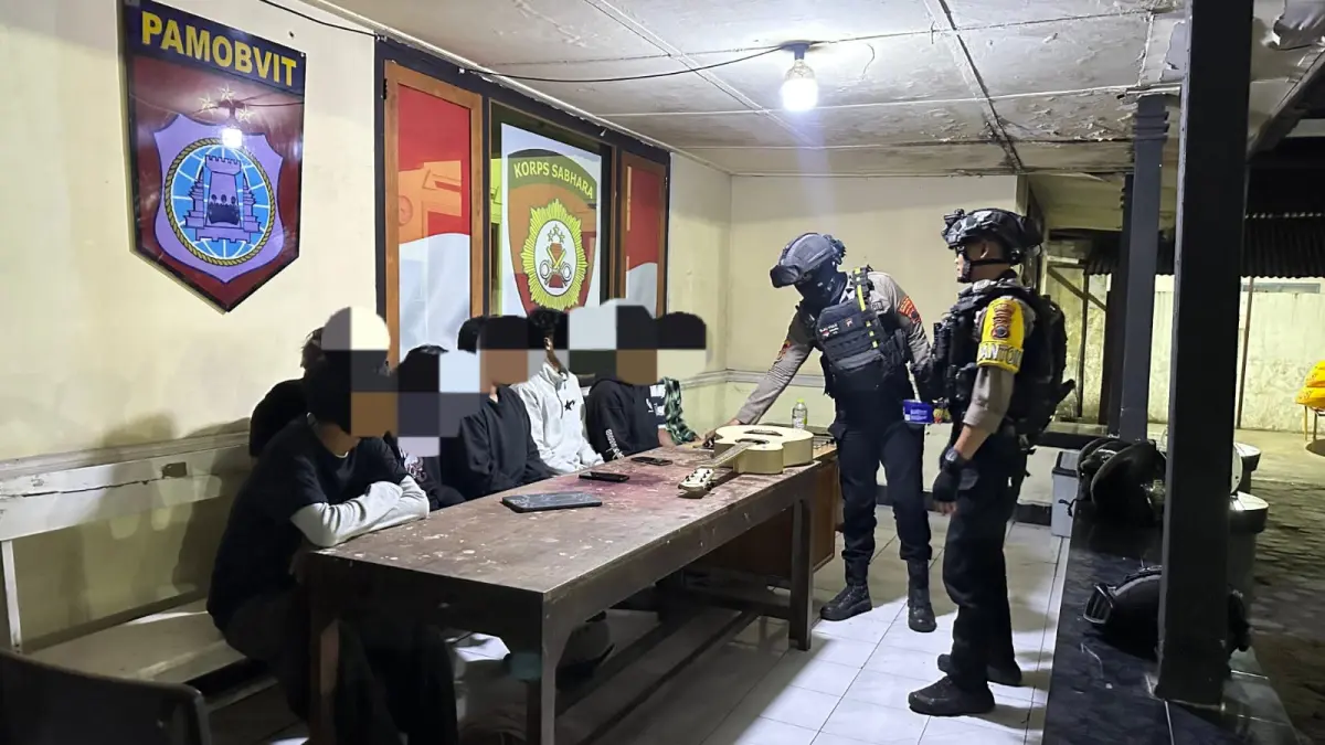 Pemuda yang tepergok pesta miras diamankan di Polresta Solo. (Humas Polresta Solo)