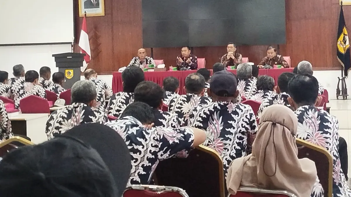 Perangkat desa di wilayah Kecamatan Selogiri beraudiensi dengan Sekda Wonogiri F.X Pranata, Jumat (5/6/2026). Mereka mengeluhkan sikap Camat Selogiri Fredy Sasono. (IWAN ADI/RADAR SOLO)