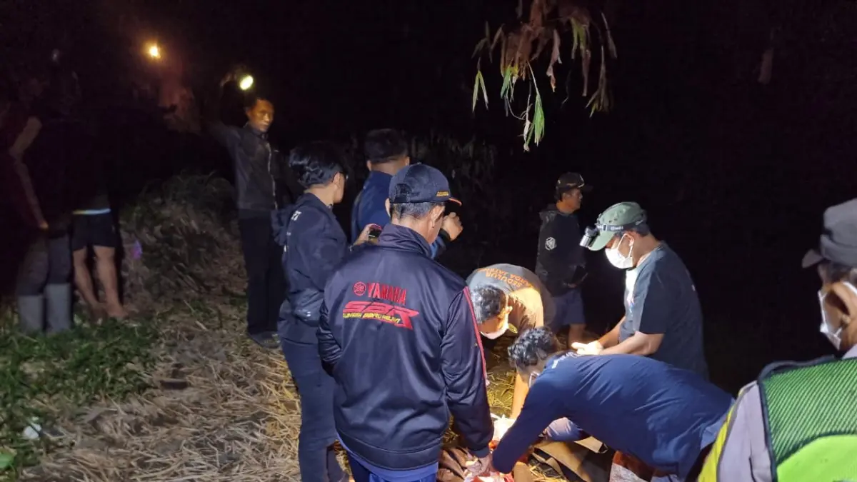 
Proses evakuasi terhadap jasad korban di aliran Sungai Dengkeng, Desa Babdan, Kecamatan Karangdowo, Klaten (Dokumentasi Polres Klaten)